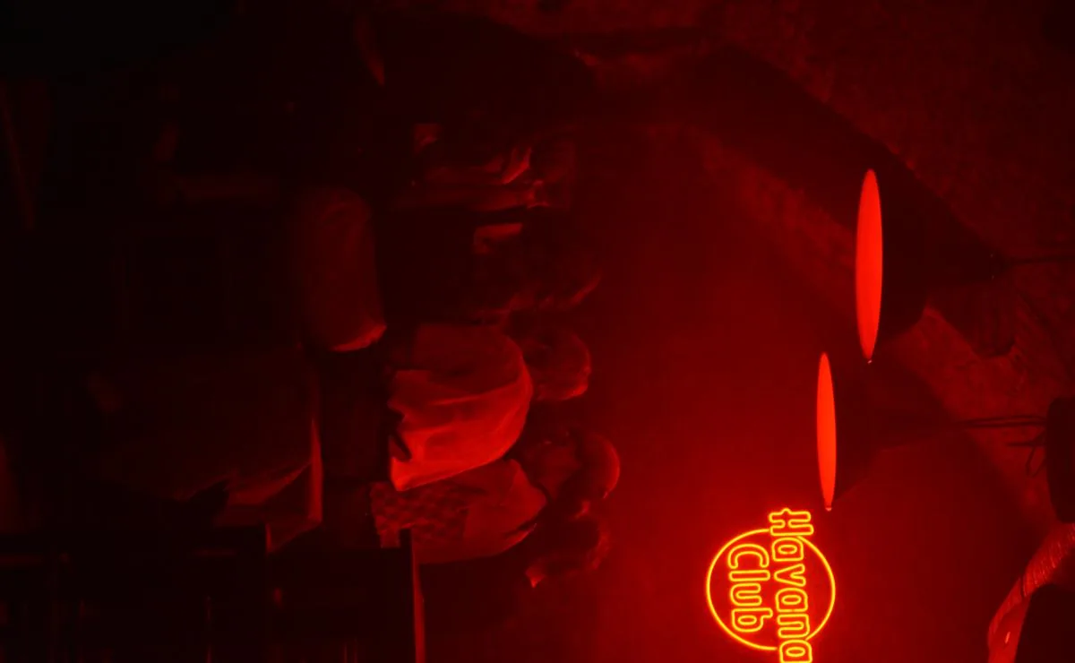 La salle du Korrigan dans la lumière rouge