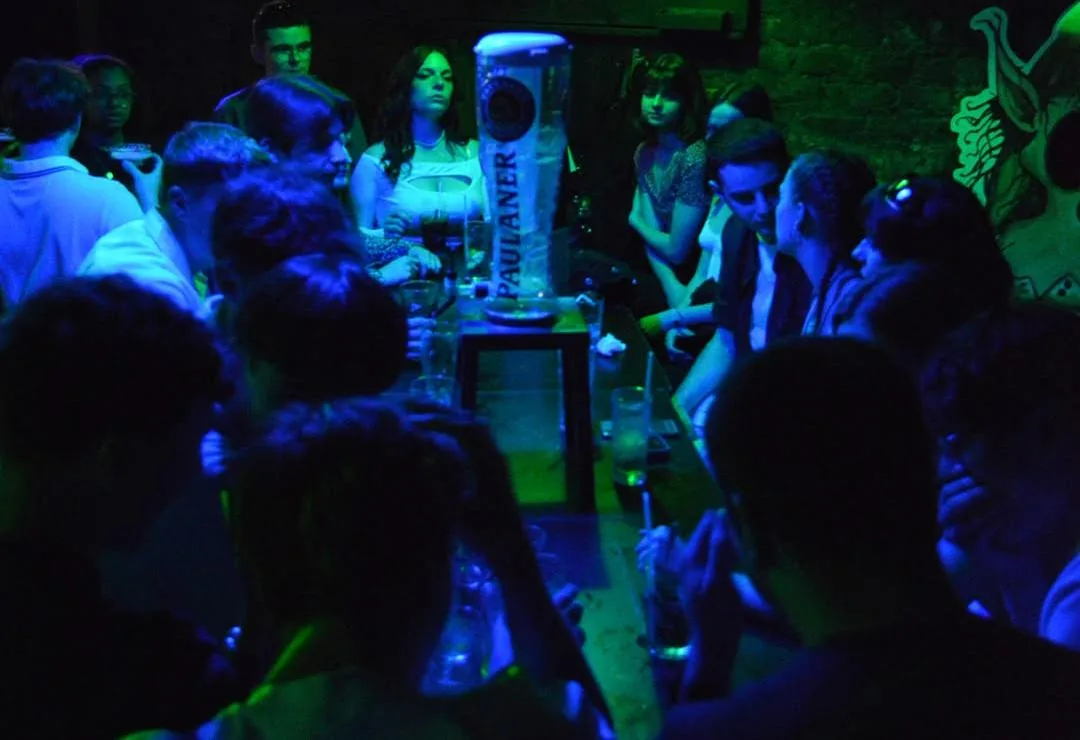 Soirée au Korrigan, lumières bleues et vertes autour du comptoir